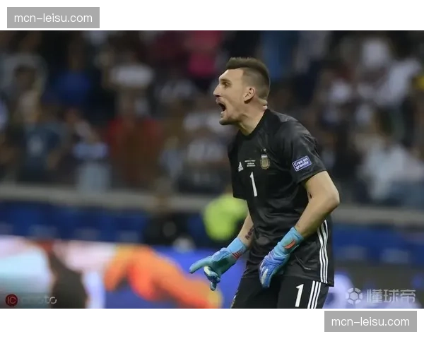 法国琼阿梅尼拖后扫荡，楚阿梅尼在后腰位置的传球成功率关乎全局